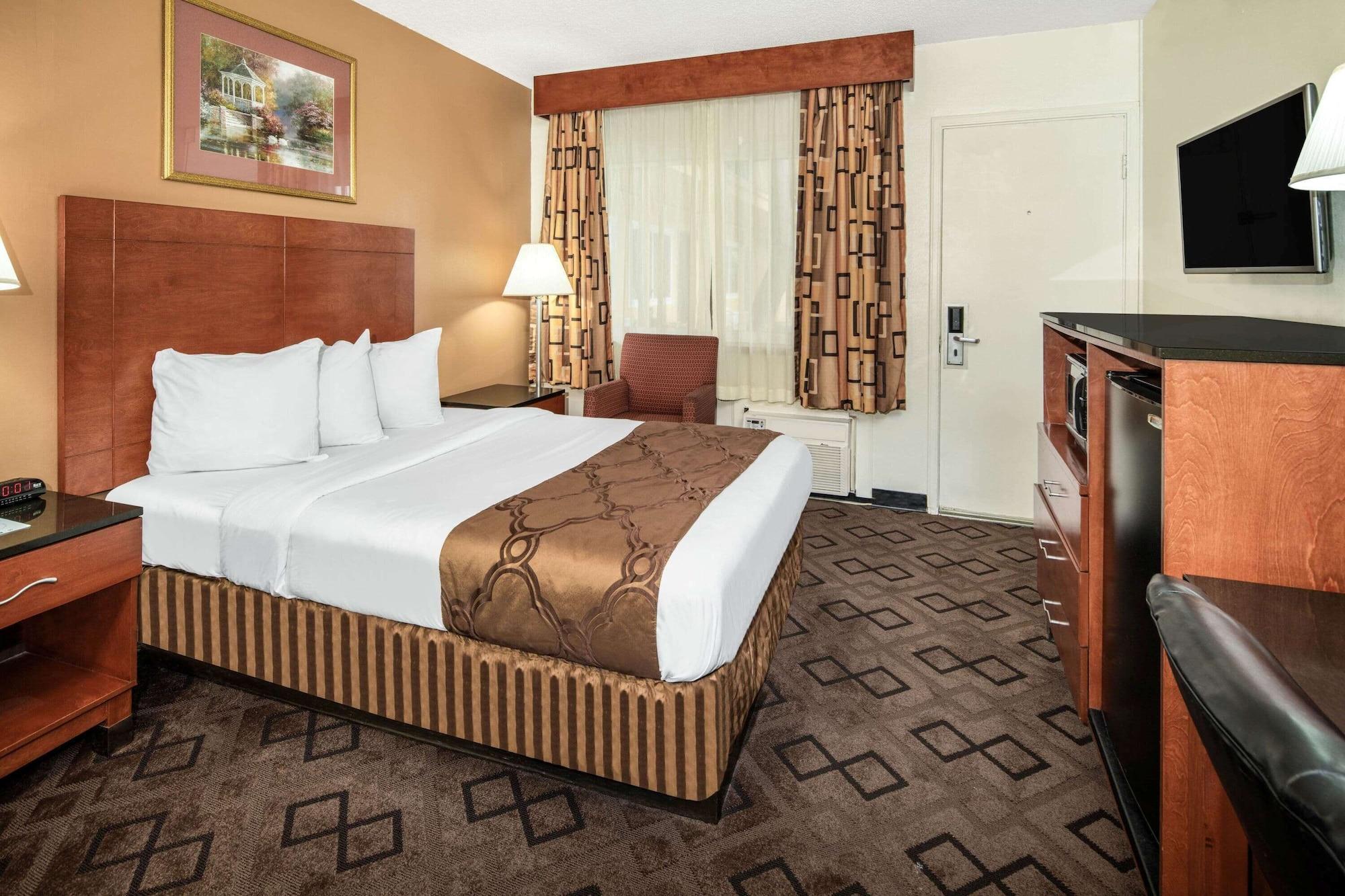 Travelodge By Wyndham Burbank-Glendale Bagian luar foto